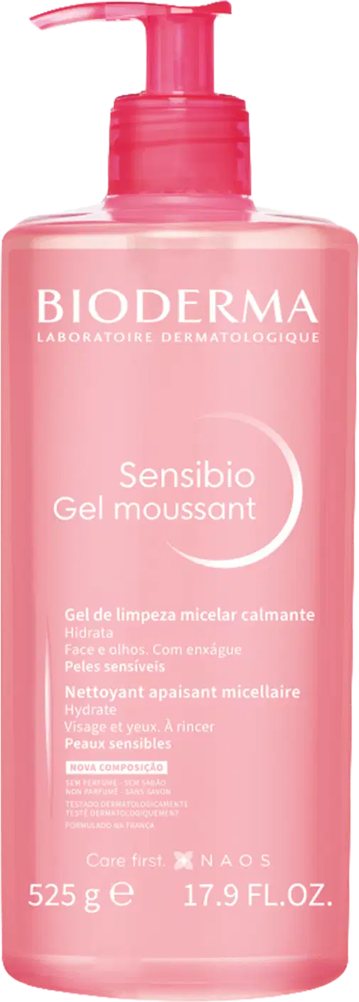 Frasco de gel de limpeza facial Sensibio da Bioderma, com 525g, embalagem rosa com bomba doseadora e rótulo com nome da marca e produto.