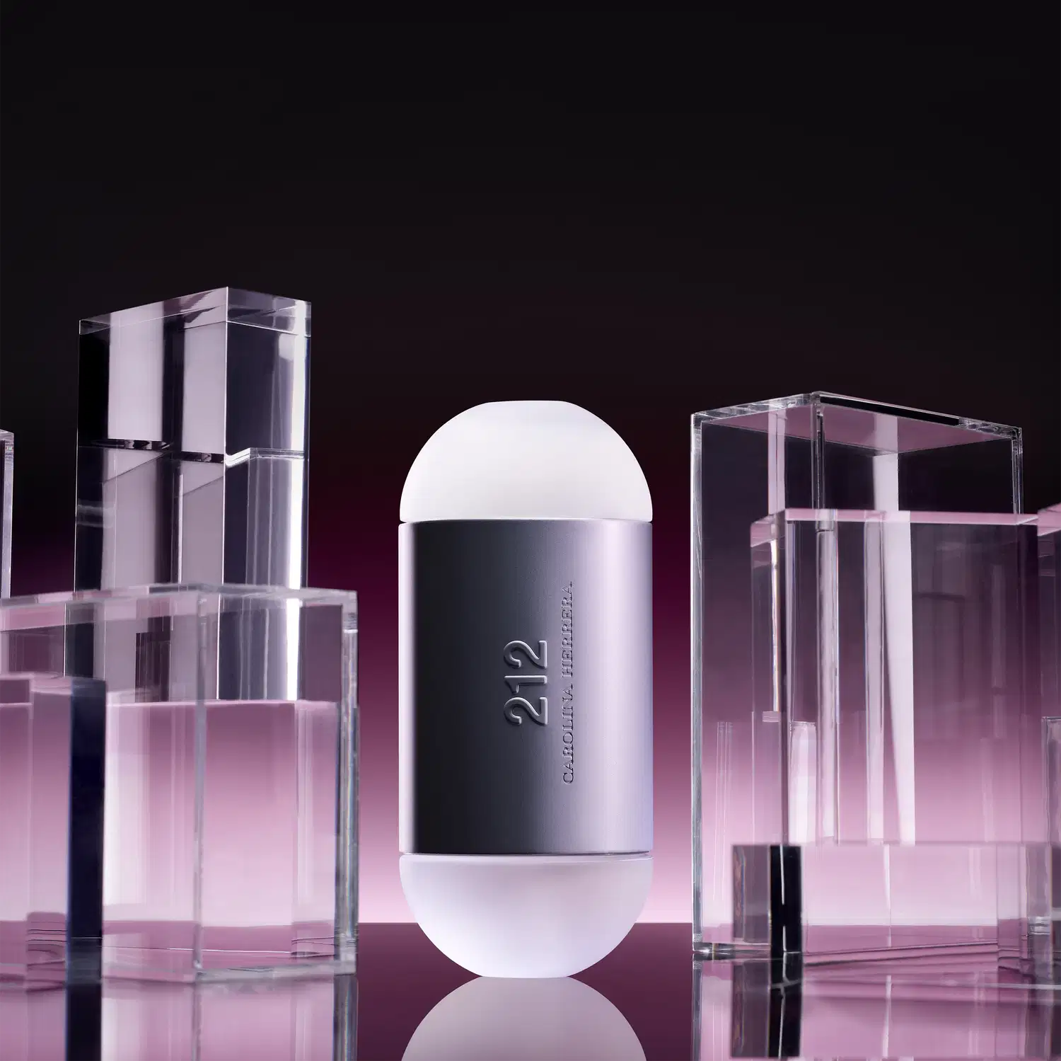Frasco de perfume Carolina Herrera 212 em formato oval, com superfície prateada e detalhes em branco. O rótulo exibe o nome da fragrância em letras grandes.