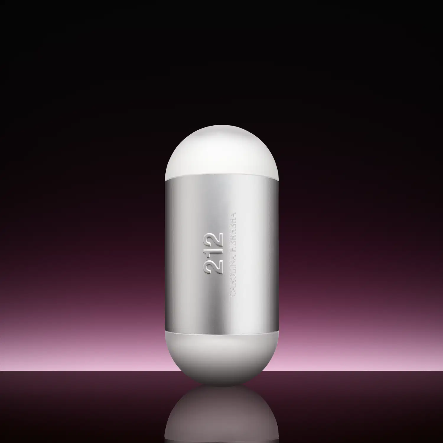 Frasco de perfume Carolina Herrera 212 em formato oval, com superfície prateada e detalhes em branco. O rótulo exibe o nome da fragrância em letras grandes.