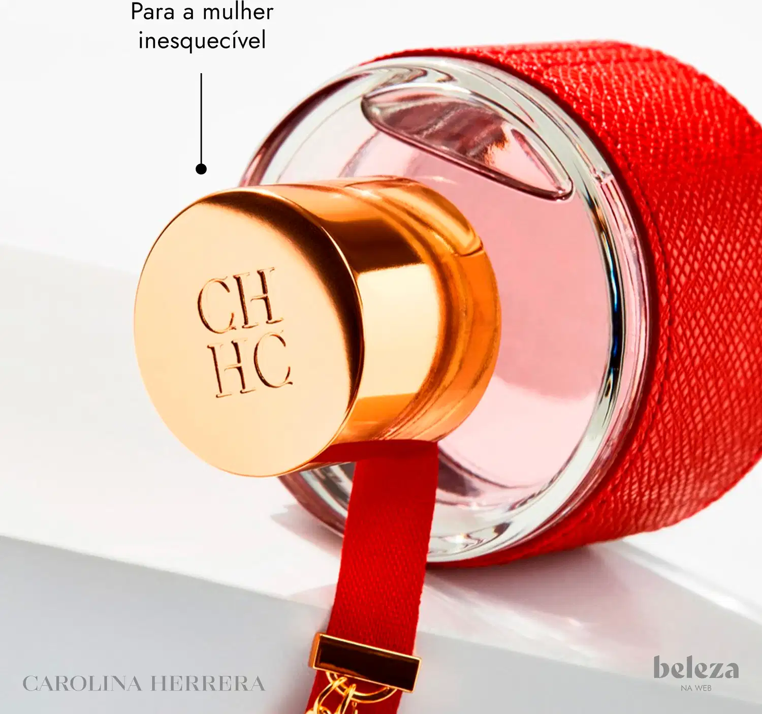 Frasco de perfume Carolina Herrera em embalagem vermelha com detalhes dourados, tampa dourada e logotipo da marca visível.