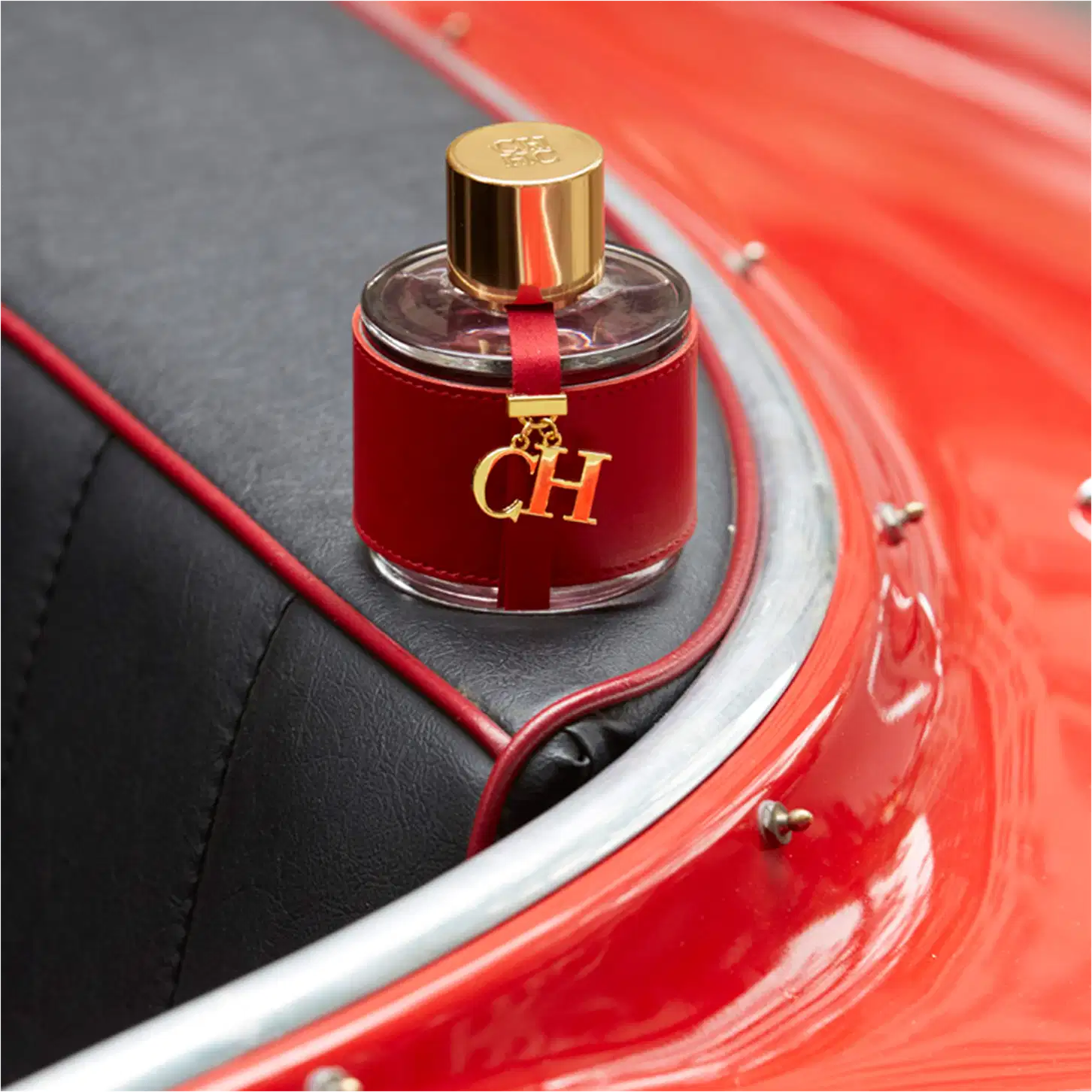 Frasco de perfume Carolina Herrera em embalagem vermelha com detalhes dourados, tampa dourada e logotipo da marca visível.
