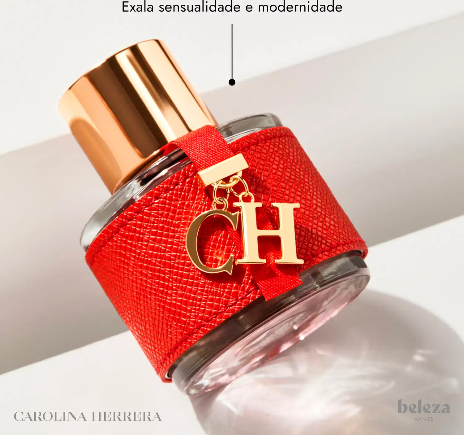 Frasco de perfume Carolina Herrera em embalagem vermelha com detalhes dourados, tampa dourada e logotipo da marca visível.
