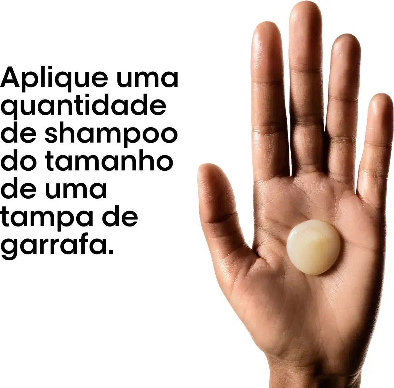 A imagem mostra uma mão segurando uma quantidade de shampoo, com texto informando sobre a quantidade de produto necessária para determinado tamanho de tampa.