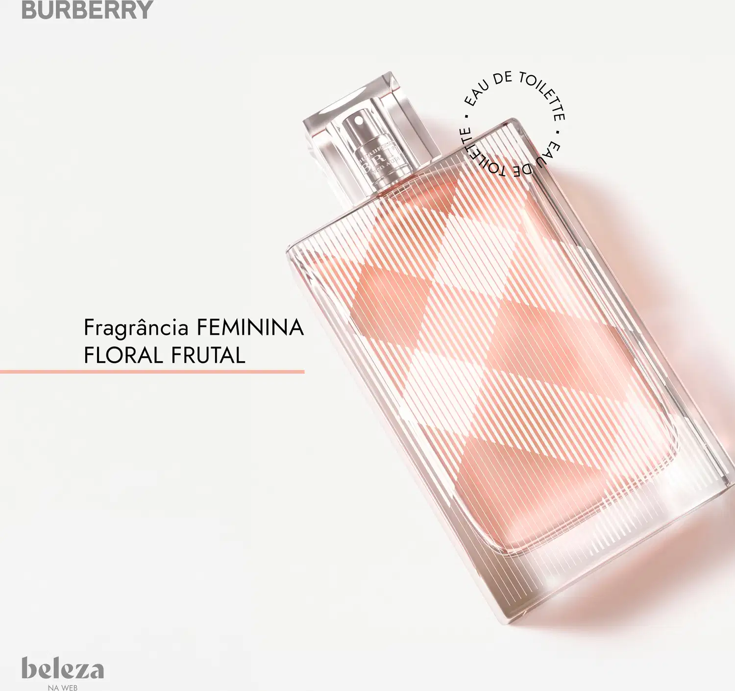 Frasco de perfume Burberry Brit Eau de Toilette com padrão xadrez em relevo, inclinado sobre fundo branco. Ao lado, o texto: "Fragrância feminina floral frutal". Destaque para o selo "Eau de Toilette" e marcas Burberry e Beleza na Web