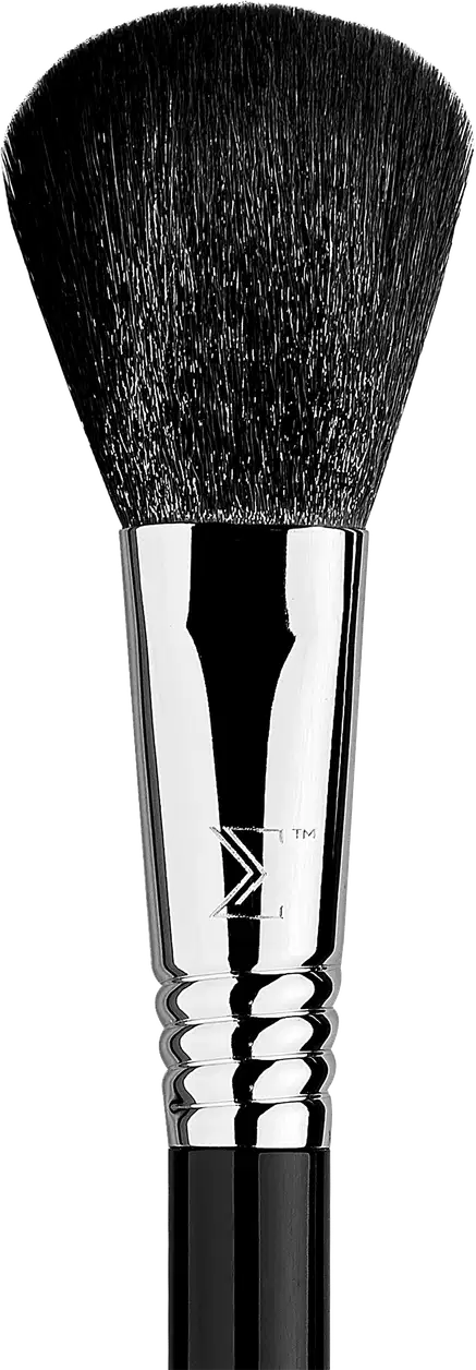A imagem mostra um pincel para maquiagem da marca Sigma Beauty. O cabo é metálico cromado, com detalhes enrolados que proporcionam um toque elegante.