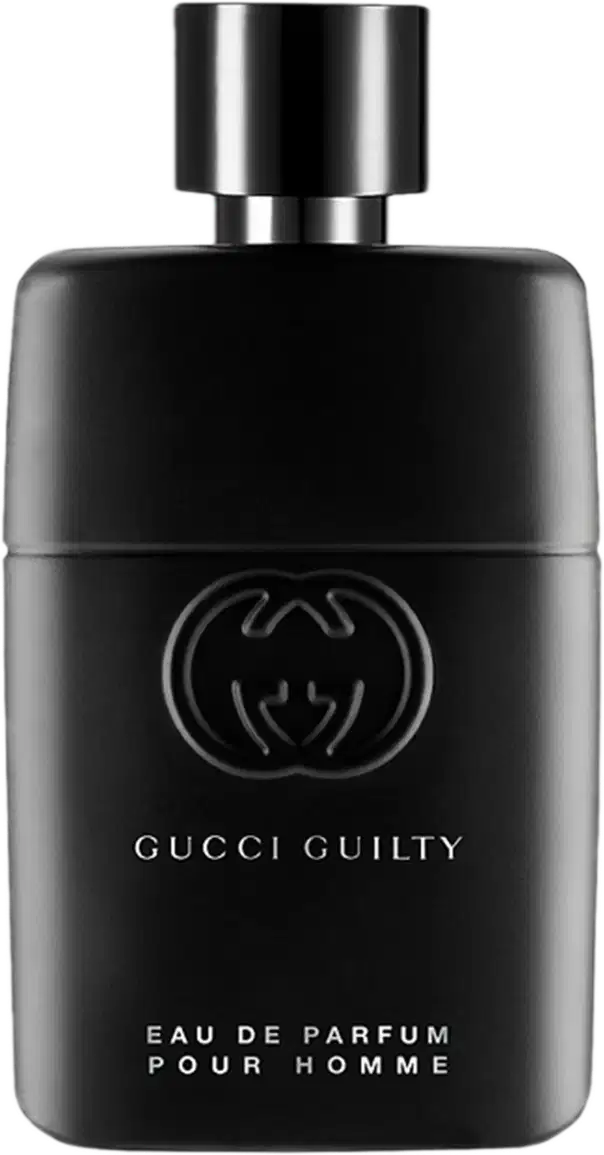 A imagem mostra um frasco do perfume Gucci Guilty pour Homme, brilhante com detalhe cromado na tampa. Tem um design cilíndrico com o famoso logo duplo G da Gucci gravado em preto na parte da frente, além do nome da marca, concentração e nome do perfume.
