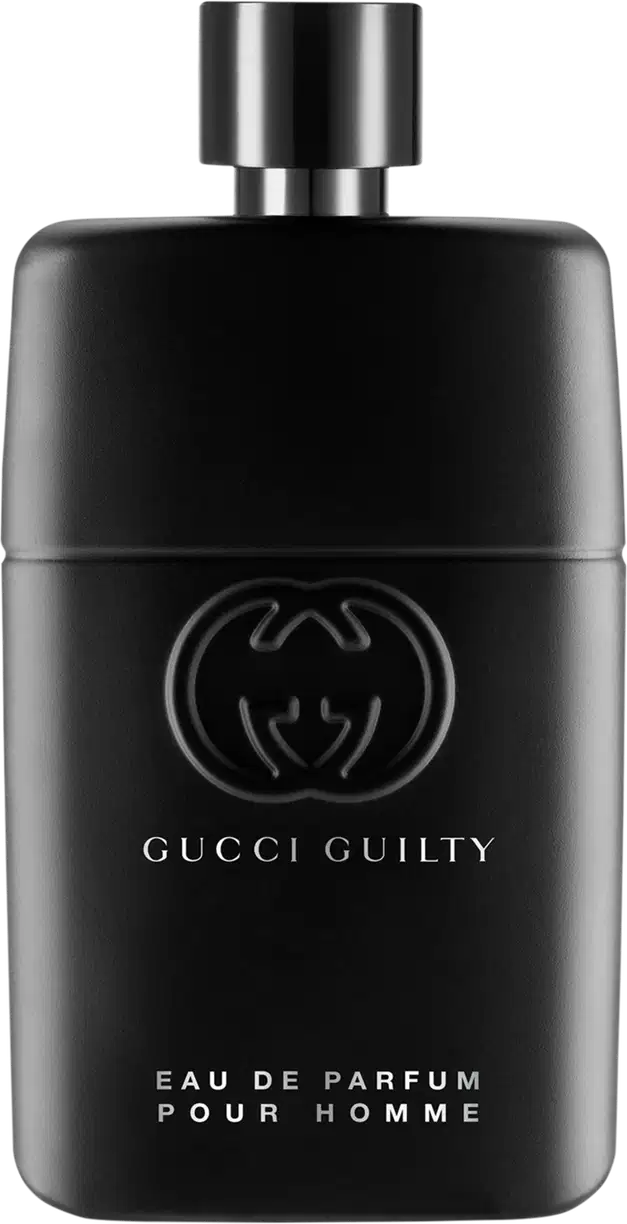 A imagem mostra um frasco do perfume Gucci Guilty pour Homme, brilhante com detalhe cromado na tampa. Tem um design cilíndrico com o famoso logo duplo G da Gucci gravado em preto na parte da frente, além do nome da marca, concentração e nome do perfume.