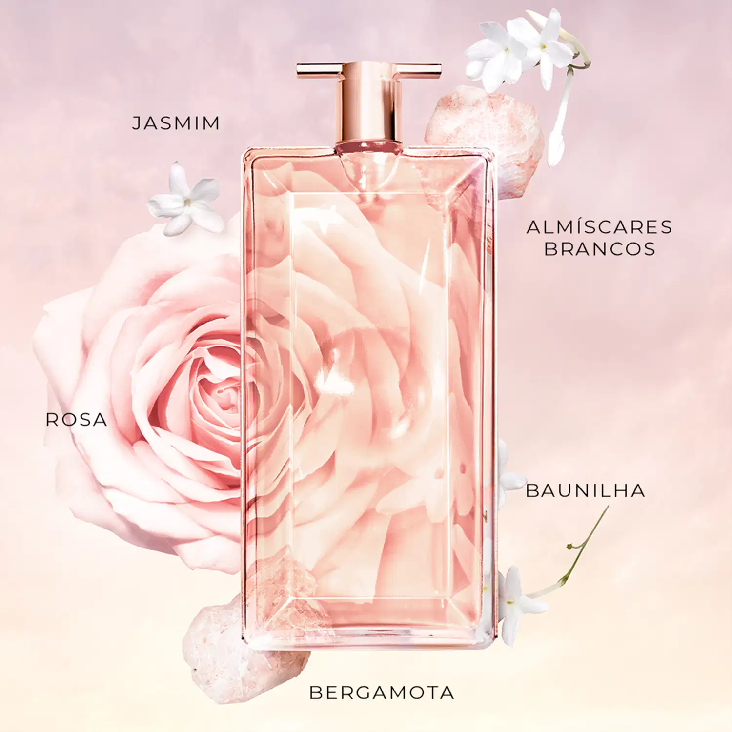 Frasco de perfume Idôle Lancôme de formato retangular, com tampa rosada e corpo transparente contendo um líquido de tonalidade rosa clara. O rótulo apresenta o nome da marca em destaque.