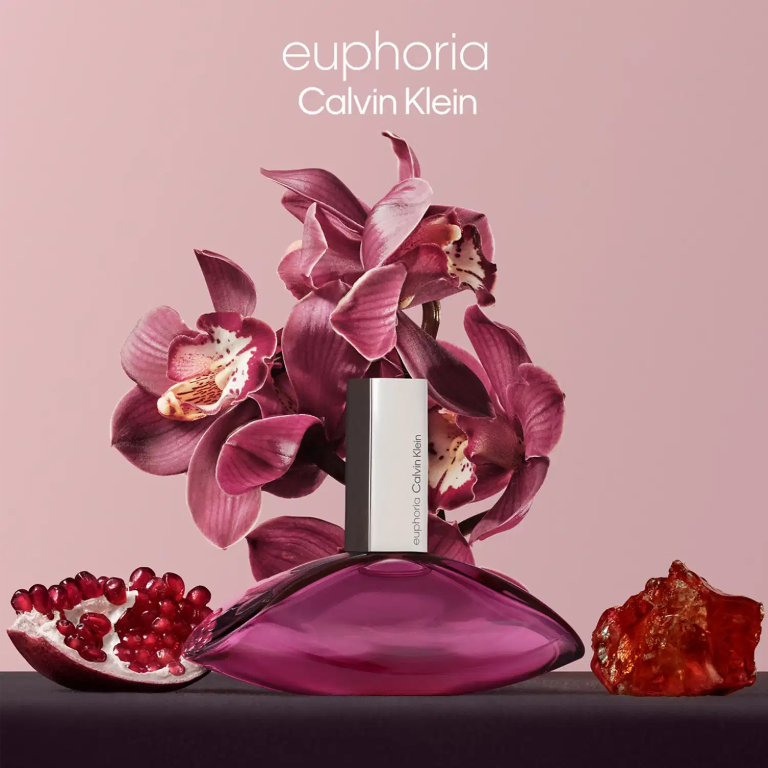 Frasco de perfume Calvin Klein de formato oval, com tampa branca e corpo em tom de rosa vibrante: Euphoria Calvin Klein Eau de Parfum 100ml