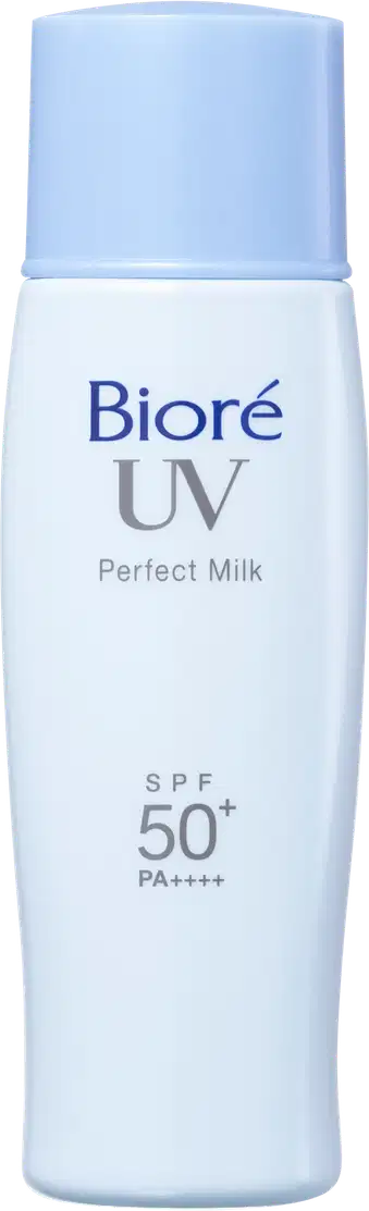 Embalagem plástica branca cilíndrica com leves curvas.  Rótulo com o nome do produto "Bioré UV Perfect Milk" e informação "SPF 50+ PA++++" em letras azuis.