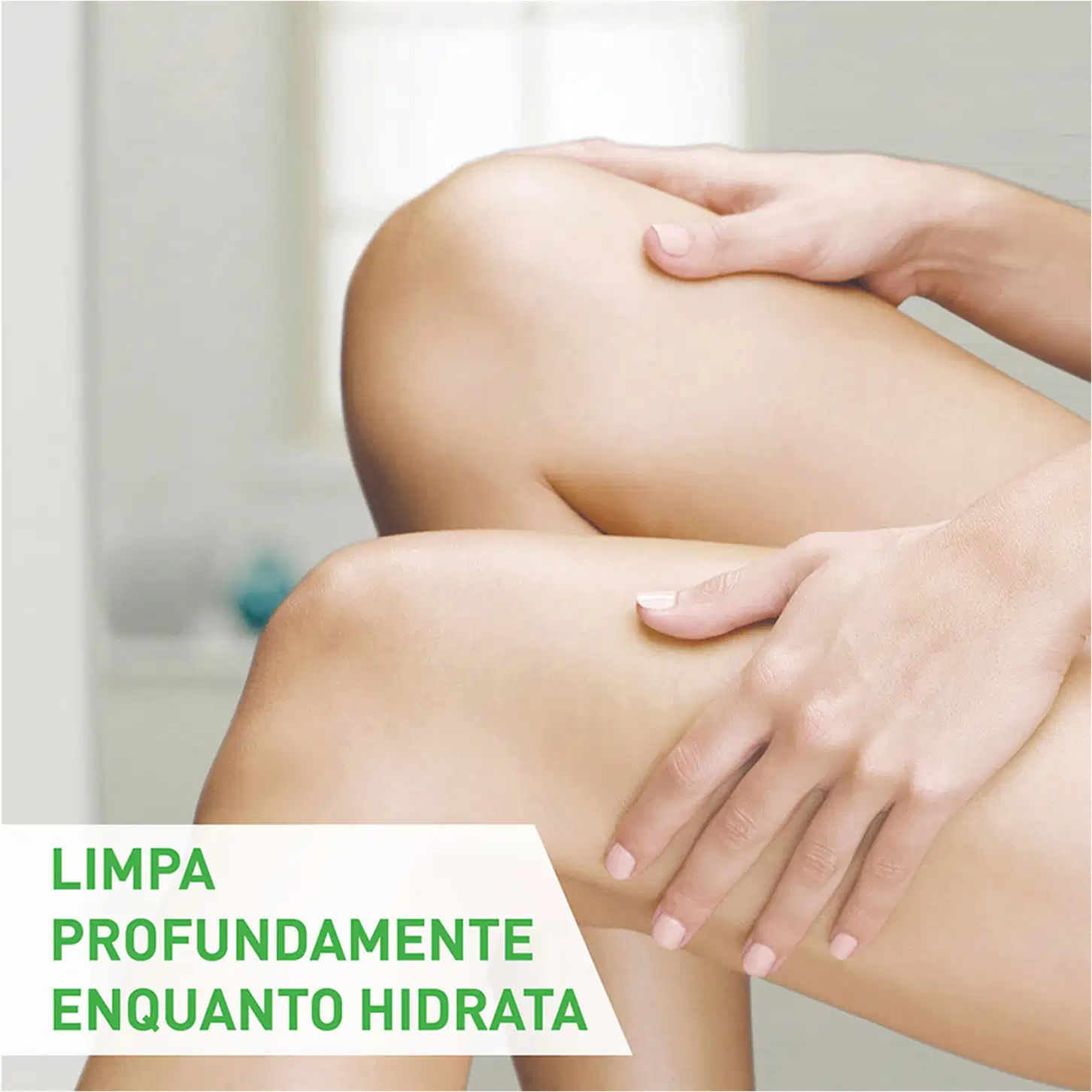 Frasco de loção de limpeza hidratante da marca CeraVe, com embalagem branca e verde, contendo 473 ml do produto. O rótulo destaca que o produto é desenvolvido com dermatologistas e contém 3 ceramidas essenciais e ácido hialurônico.