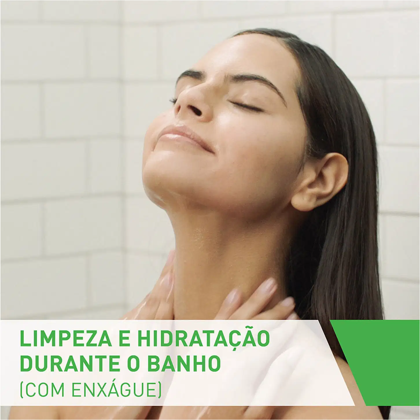 Frasco de loção de limpeza hidratante da marca CeraVe, com embalagem branca e verde, contendo 473 ml do produto. O rótulo destaca que o produto é desenvolvido com dermatologistas e contém 3 ceramidas essenciais e ácido hialurônico.