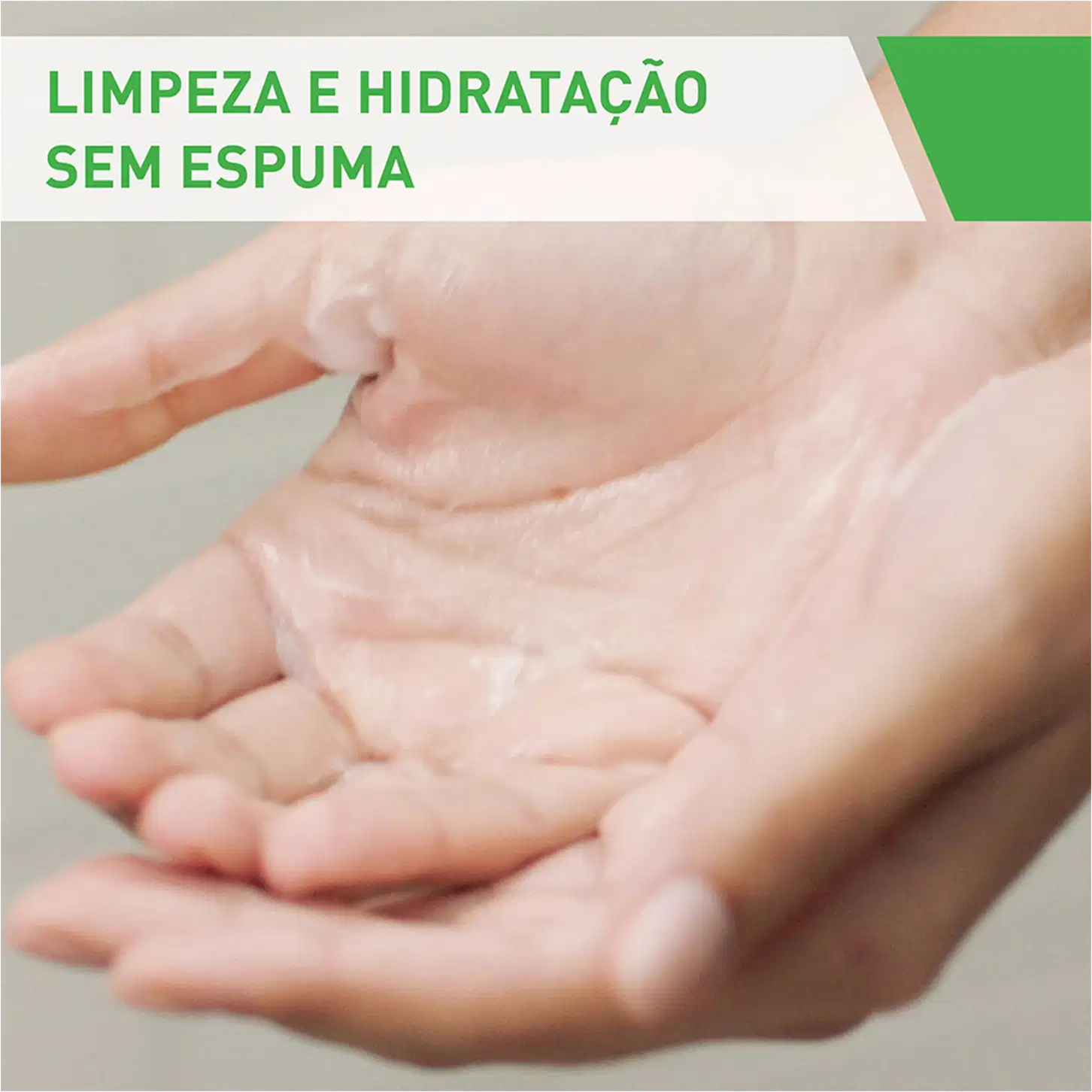 Frasco de loção de limpeza hidratante da marca CeraVe, com embalagem branca e verde, contendo 473 ml do produto. O rótulo destaca que o produto é desenvolvido com dermatologistas e contém 3 ceramidas essenciais e ácido hialurônico.