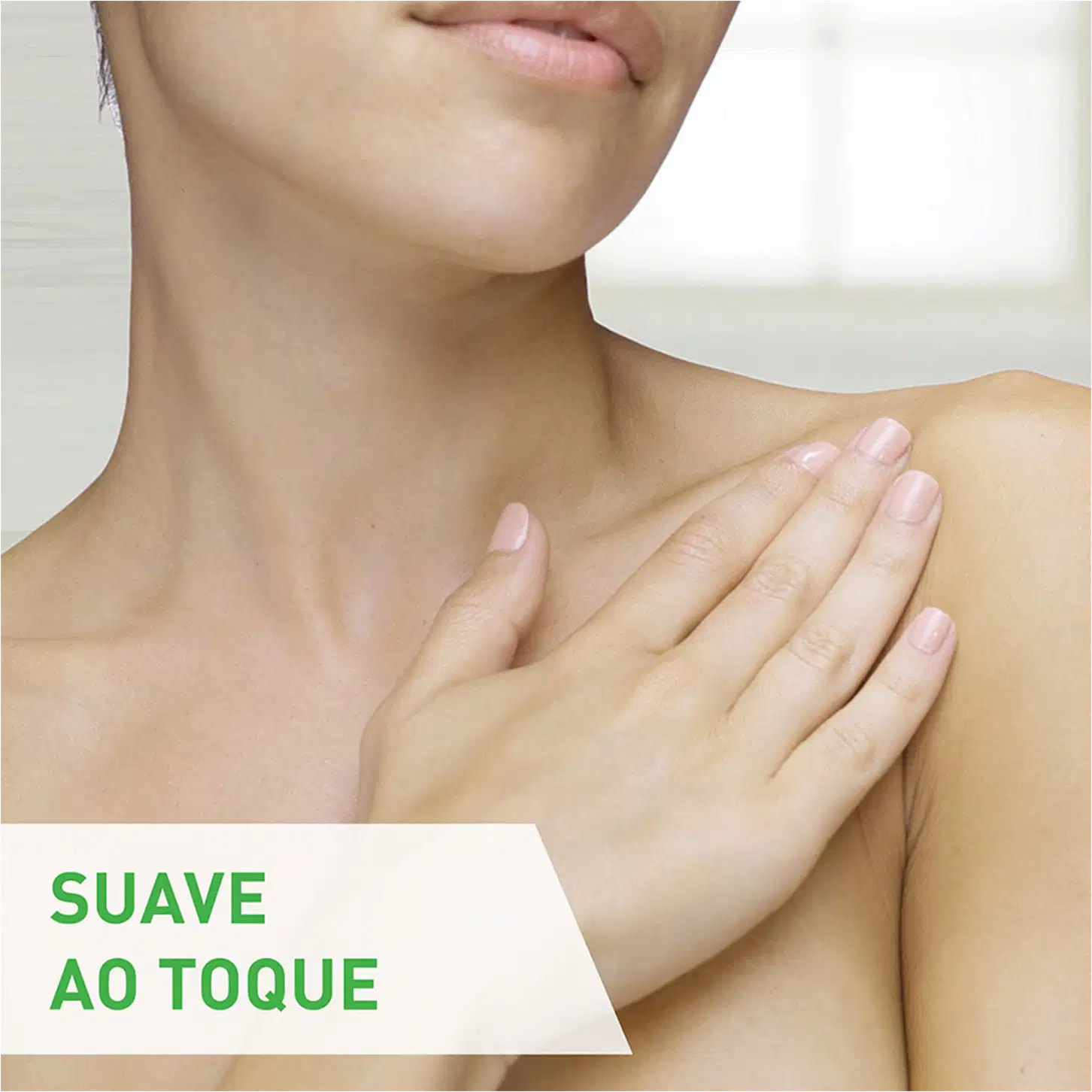 Frasco de loção de limpeza hidratante da marca CeraVe, com embalagem branca e verde, contendo 473 ml do produto. O rótulo destaca que o produto é desenvolvido com dermatologistas e contém 3 ceramidas essenciais e ácido hialurônico.