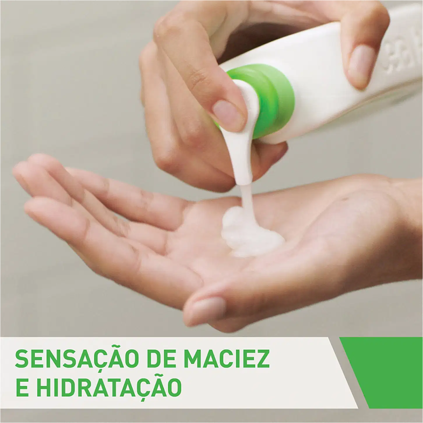 Frasco de loção de limpeza hidratante da marca CeraVe, com embalagem branca e verde, contendo 473 ml do produto. O rótulo destaca que o produto é desenvolvido com dermatologistas e contém 3 ceramidas essenciais e ácido hialurônico.