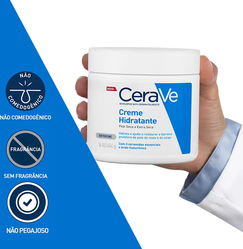 Pote de creme hidratante CeraVe segurado por mão com jaleco branco, sobre fundo branco e azul vibrante, com selos de não comedogênico, sem fragrância e não pegajoso.