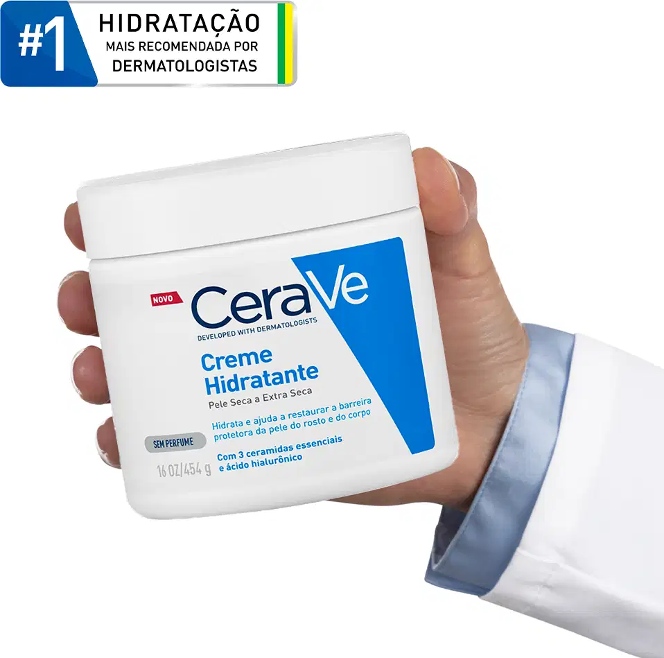 Pote branco de Creme Hidratante CeraVe segurado por mão com jaleco branco e punho azul claro, sobre fundo branco. Destaques em azul e selo "#1 Hidratação" no topo.