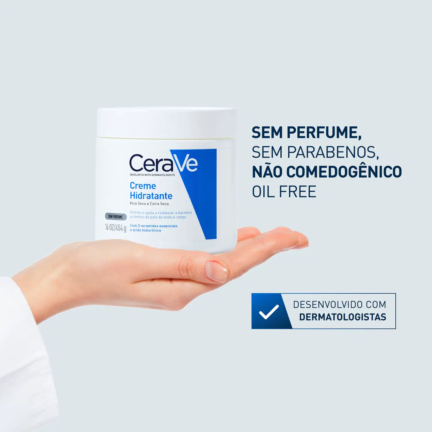 A imagem mostra o pote do Creme Hidratante CeraVe sendo segurado por uma mão, ao lado texto destaca: sem perfume, sem parabenos, não comedogênico e oil free.