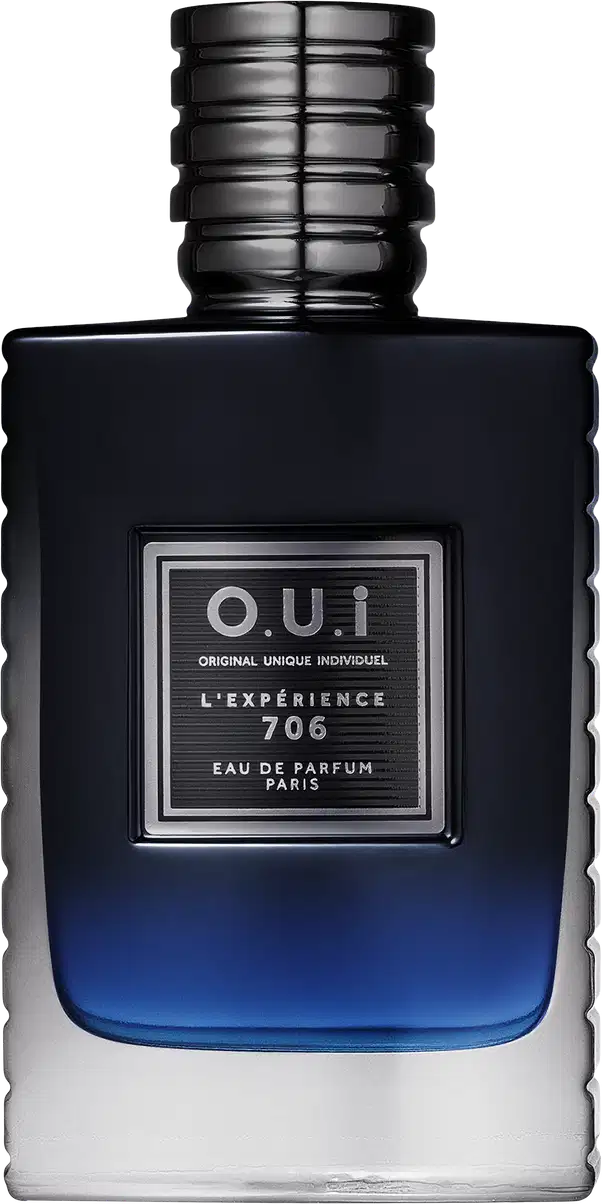 Frasco de item de perfumaria preto com detalhes em azul e branco. Rótulo com texto "O.U.I L'EXPERIENCE 706 EAU DE PARFUM PARIS" em letras brancas sobre fundo preto. Embalagem com design geométrico e texturizado.