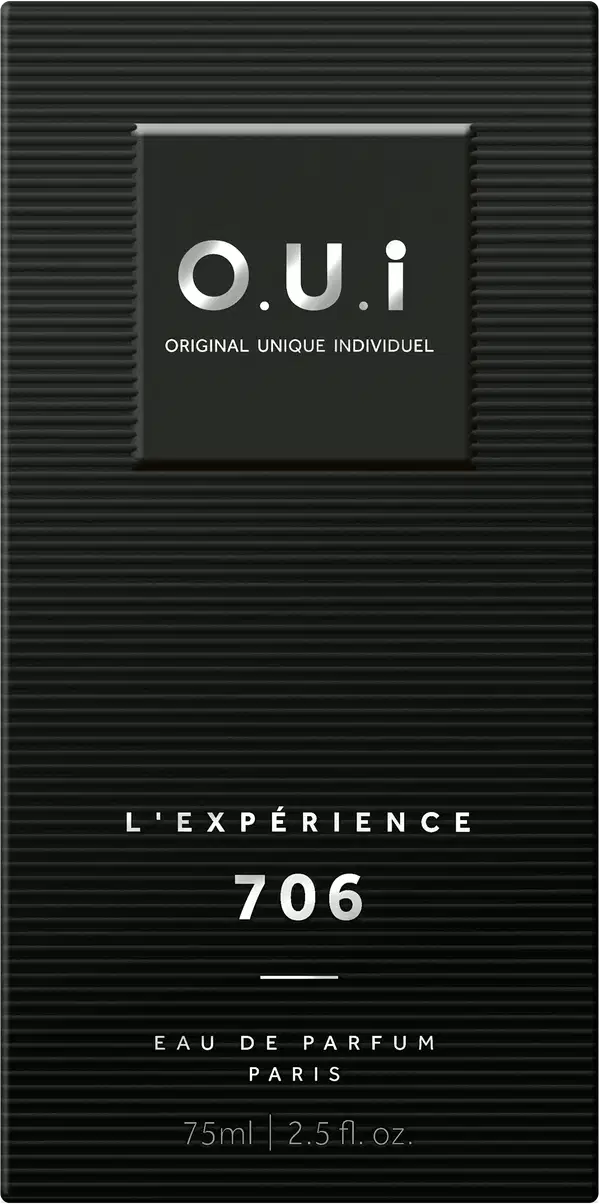 Embalagem preta com listras verticais e texto branco "O.U.I. L'EXPERIENCE 706" em destaque. Trata-se de um item de perfumaria com informações sobre o produto, como volume e origem (Paris).