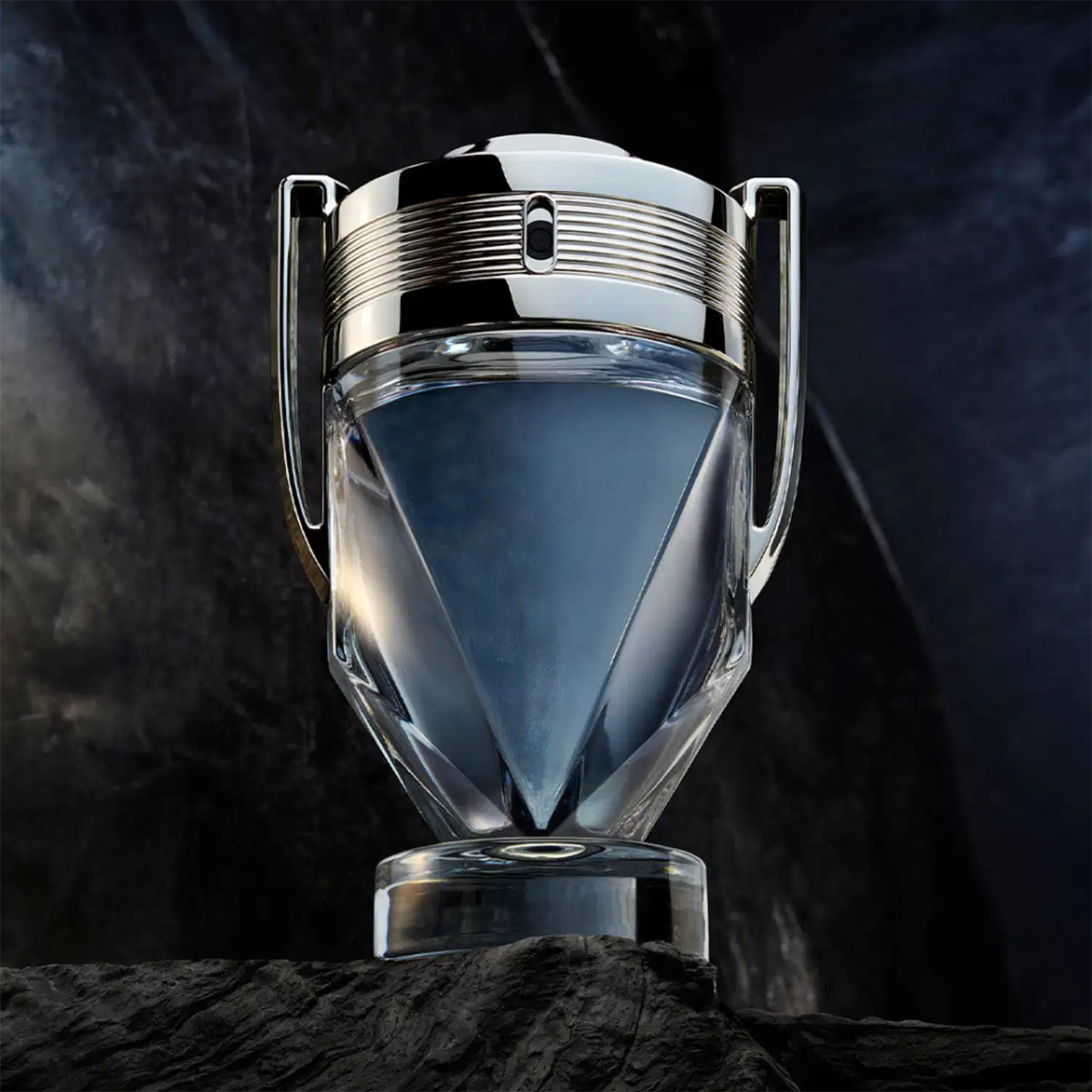 Frasco de perfume Invictus, da marca Paco Rabanne, com design elegante e moderno em tons de azul e prata, com detalhes metálicos na tampa.