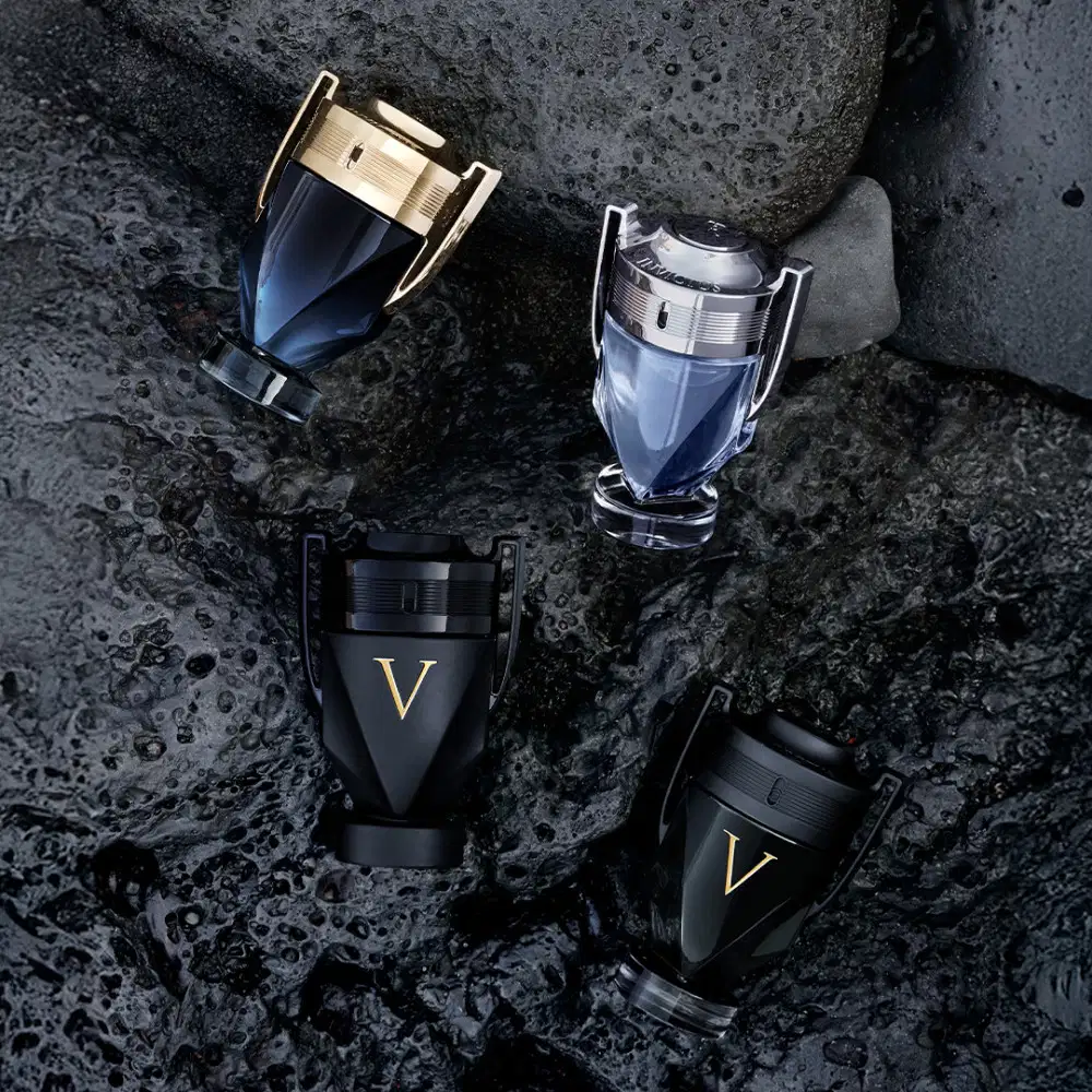 Frasco de perfume Invictus, da marca Paco Rabanne, com design elegante e moderno em tons de azul e prata, com detalhes metálicos na tampa.