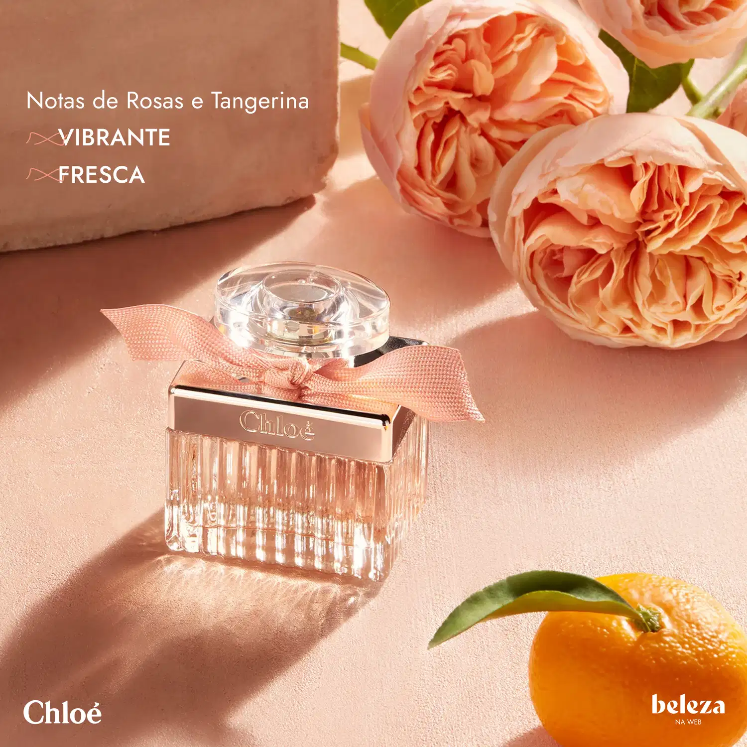 Frasco de perfume Chloé com tampa prateada e laço laranja, em embalagem de vidro com listras verticais, exibindo o nome da marca em destaque.