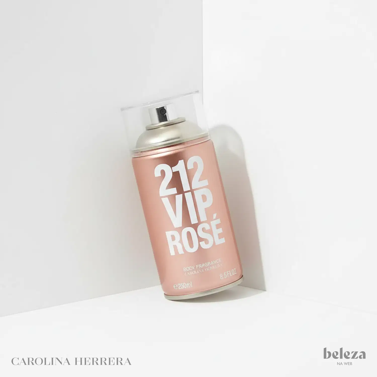 Frasco de body spray Carolina Herrera 212 VIP Rose, com embalagem em tons de rosa e branco, contendo 250 ml do produto.