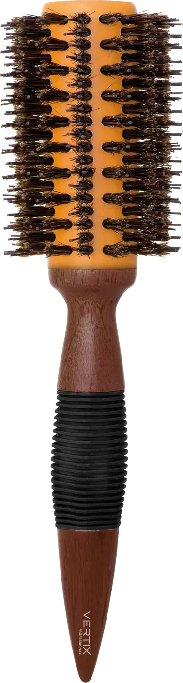 Escova de cabelo redonda com cerdas de plástico pretas e cabo de madeira marrom. O produto possui um design simples e minimalista, com um acabamento liso e textura rústica.