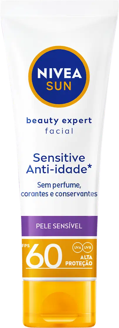 Embalagem tubular branca com detalhes em azul, amarelo e lilás. Rótulo indicando "Sensitive Anti-idade" e "Sem Perfume, corantes ou conservantes" para pele sensível Logotipo NIVEA Sun em destaque.