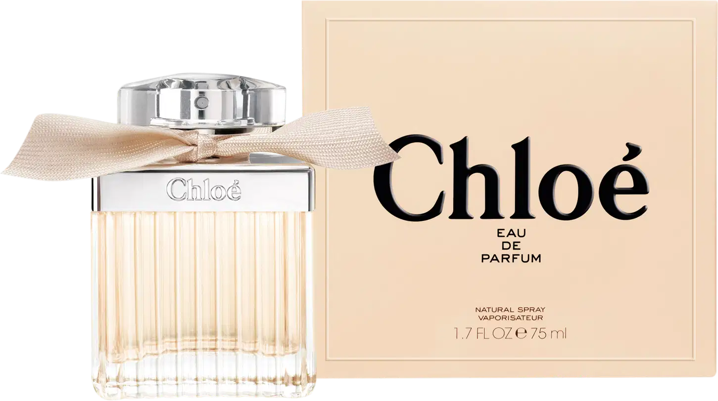 Frasco de perfume Chloé com tampa prateada e laço bege, apresentando o nome da marca em destaque. O design elegante e minimalista transmite sofisticação.