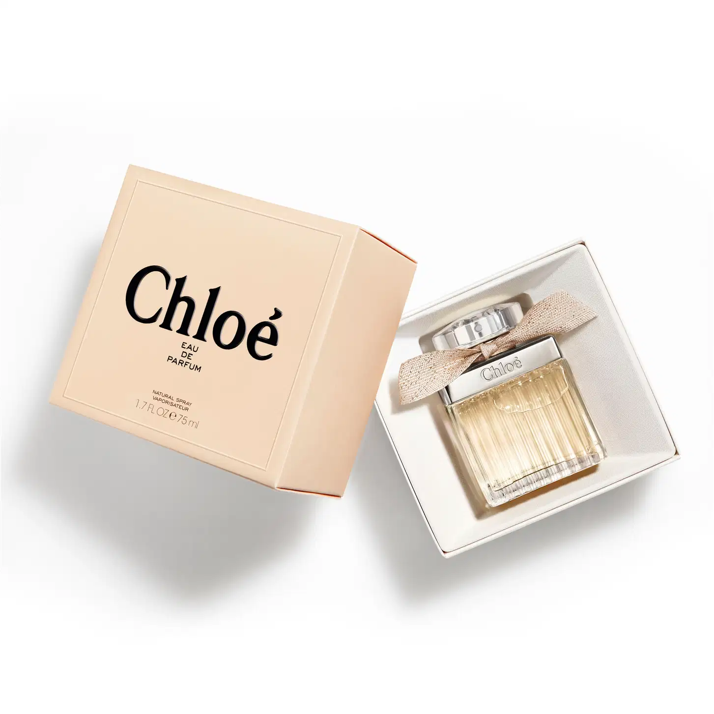Frasco de perfume Chloé com tampa prateada e laço bege, apresentando o nome da marca em destaque. O design elegante e minimalista transmite sofisticação.