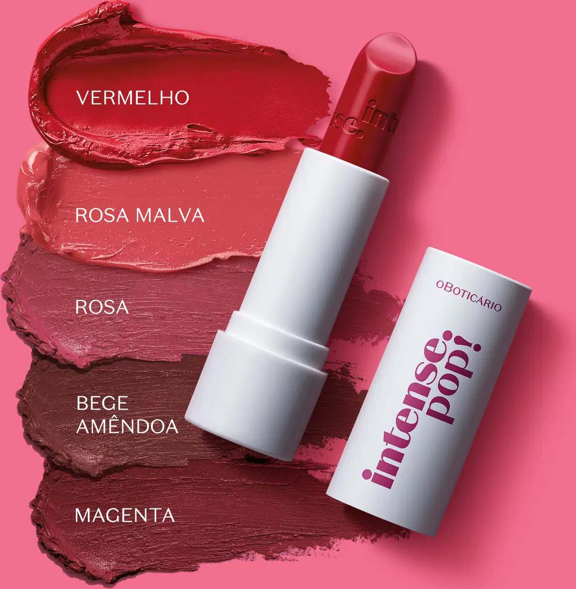 Tubo branco com letras marrons na tampa de batom da marca Intense Pop!, com cinco amostras de cores ao lado, em fundo rosa vibrante