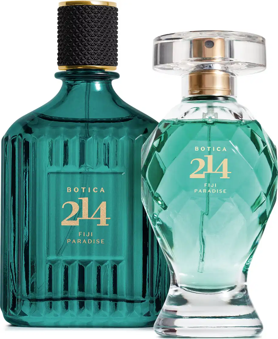 Dois itens Botica 214 Fiji Paradise: vidro retangular azul com textura ondulada, tampa preta e letras douradas de Eau de Parfum masculino e vidro transparente em formato curvilíneo com líquido azul e borrifador dourado de Eau de Parfum feminino.