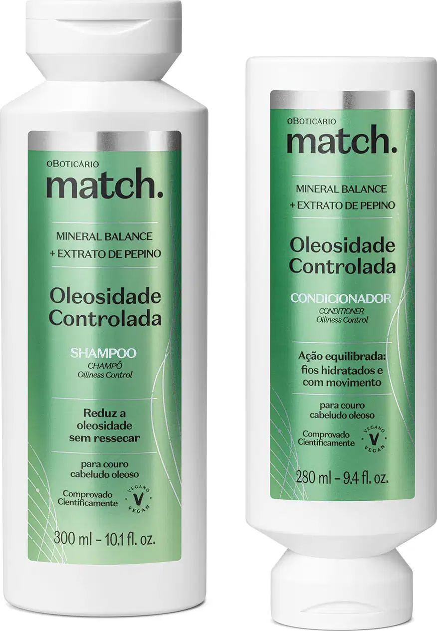 Dois frascos brancos de 300ml cada, com rótulo verde metalizado e letras pretas e brancas da marca Match Oleosidade Controlada, sendo um frasco de shampoo e outro de condicionador.