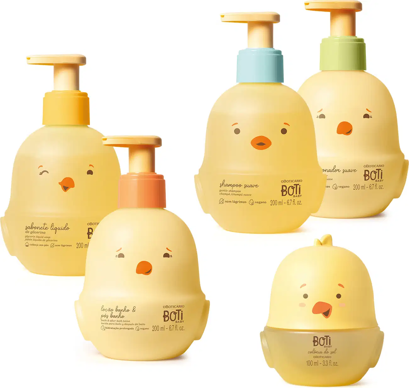Cinco frascos em formato de pintinhos amarelos com detalhes laranjas, sendo quatro delas com bombas dosadoras, contendo shampoo, condicionador, sabonete líquido e loção banho e pós banho, acompanhados de uma colônia do sol.
