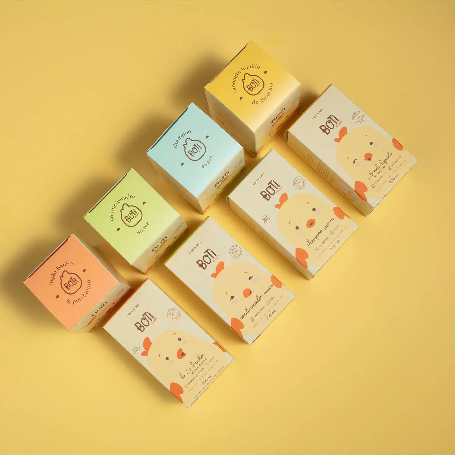 Quatro caixas beges com ilustração de passarinhos amarelos e detalhes laranjas em frente a caixas coloridas em tons de laranja, rosa, azul e amarelo em um fundo laranja.