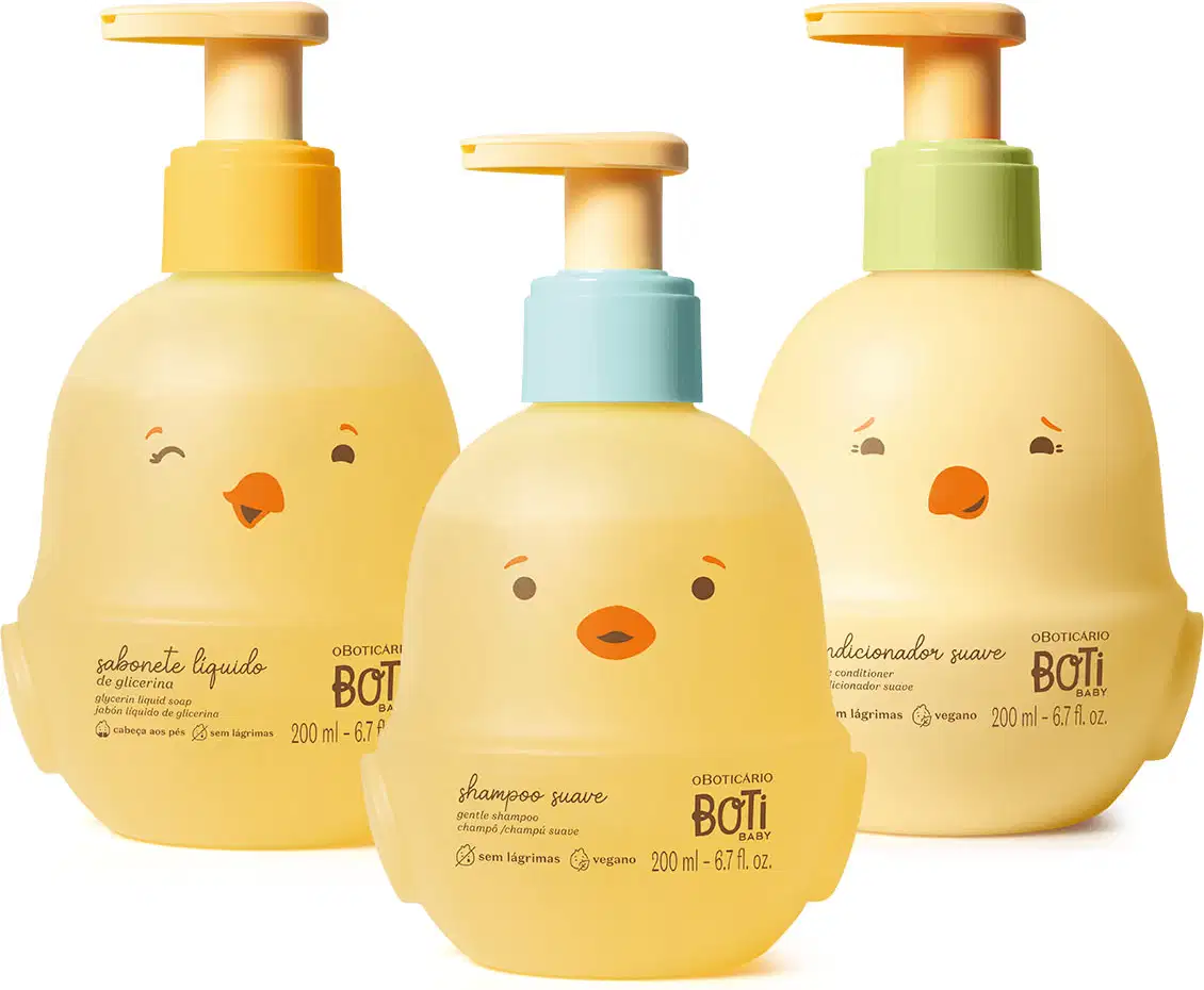 Três frascos de 200ml em forma de passarinhos amarelos com detalhes laranjas e tampas dosadoras amarelas, sendo um de shampoo suave, outro de condicionador suave e outro de sabonete líquido de glicerina.