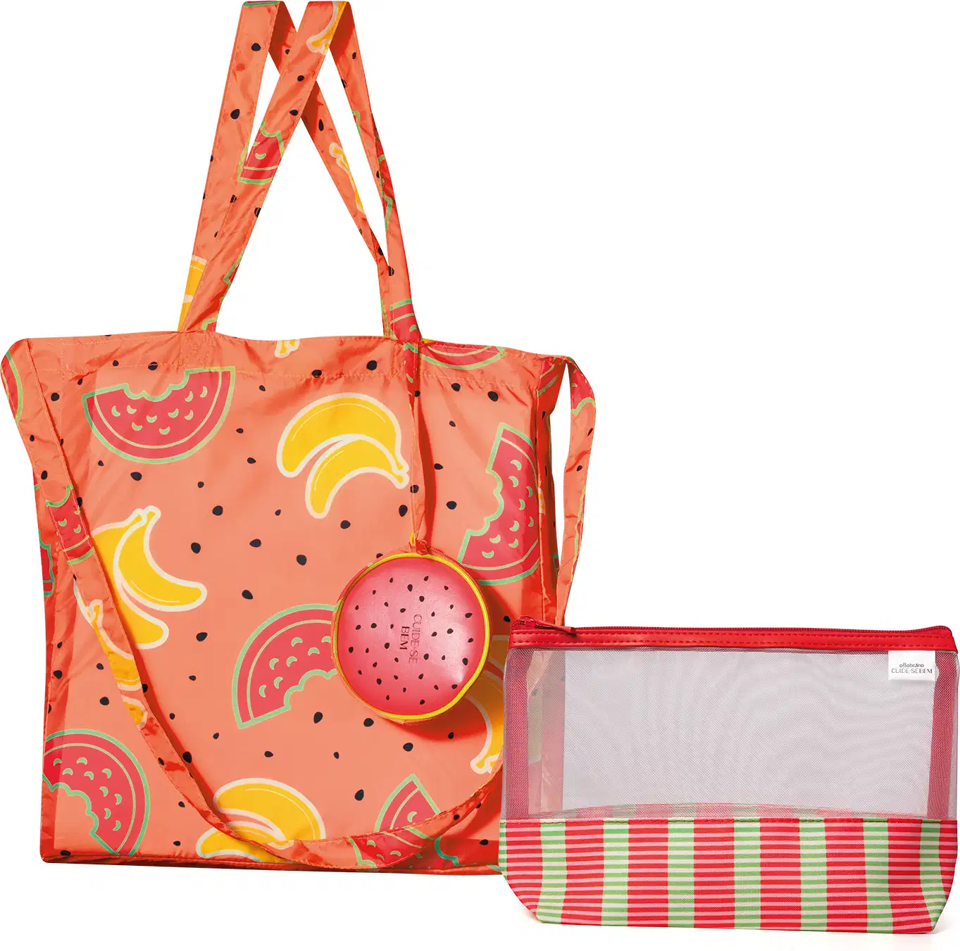 Bolsa vermelha com alças e estampas de bananas e melancias com sementes pretas espalhadas ao redor e um nécessaire metade transparente e metade listrado de branco e vermelho com zíper vermelho.