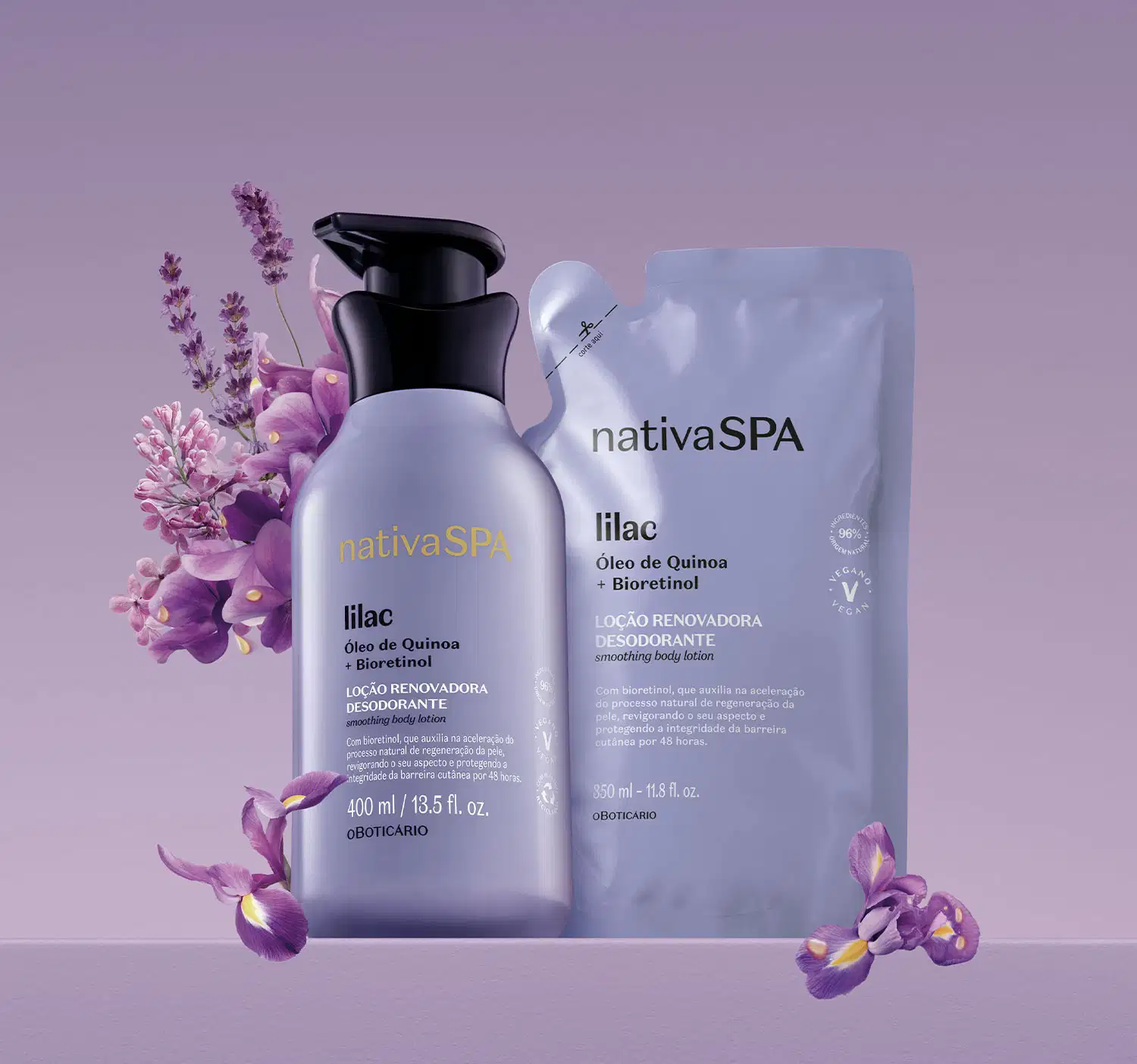 Duas embalagens na cor lilás contendo loção hidratante corporal Nativa SPA Lilac: um frasco com bomba dosadora preta e um refil em sachê. Há flores lilás ao redor sobre fundo roxo claro, em ambiente que sugere um espaço de relaxamento e cuidados pessoais.