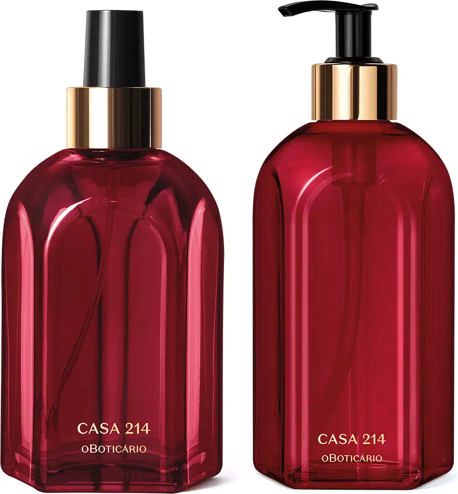 Dois vidros na cor vinho com detalhe dourado e tampa preta da marca Casa 214 Gardênia Imperial, sendo um de 400ml com tampa dosadora de sabonete líquido e outro de 250ml com tampa spray de aromatizador de ambiente.