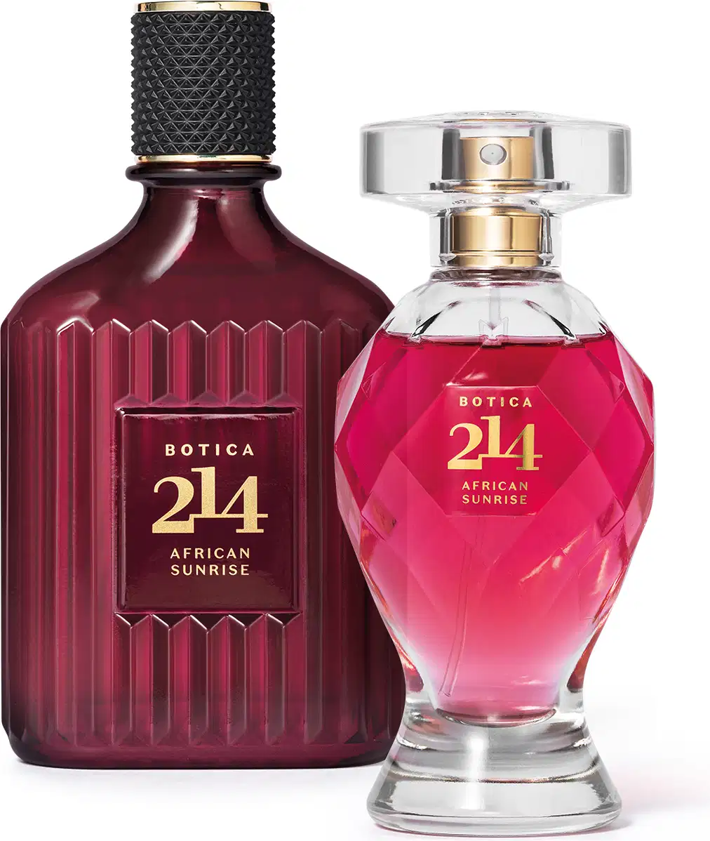 Vidro quadrado marrom com tampa preta e letras douradas de Eau de Parfum Fougère Amadeirado e vidro lapidado em formato de taça com líquido rosa e tampa retangular transparente de Eau de Parfum Floral Frutal.