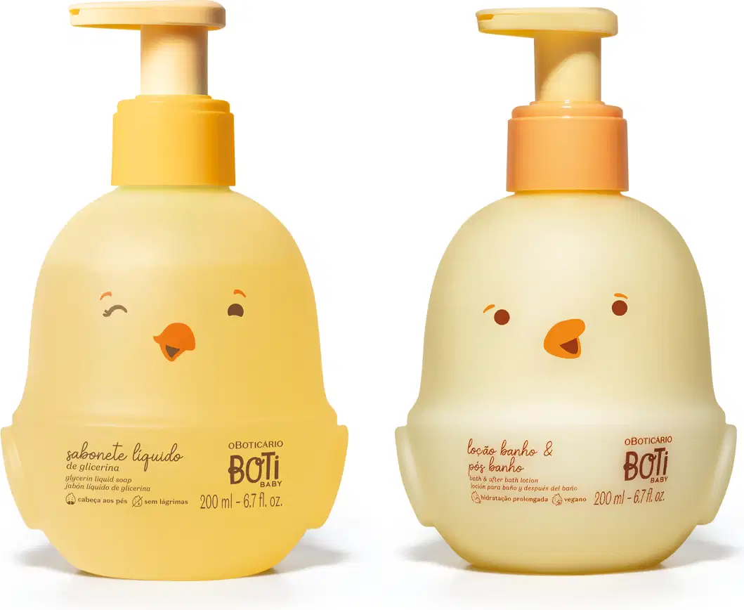 Dois itens da marca Boti Baby, ambos em embalagens em formato de pintinho, um amarelo e outro branco, com tampas dosadoras amarelas, sendo uma loção hidratante banho e pós banho e um sabonete líquido.