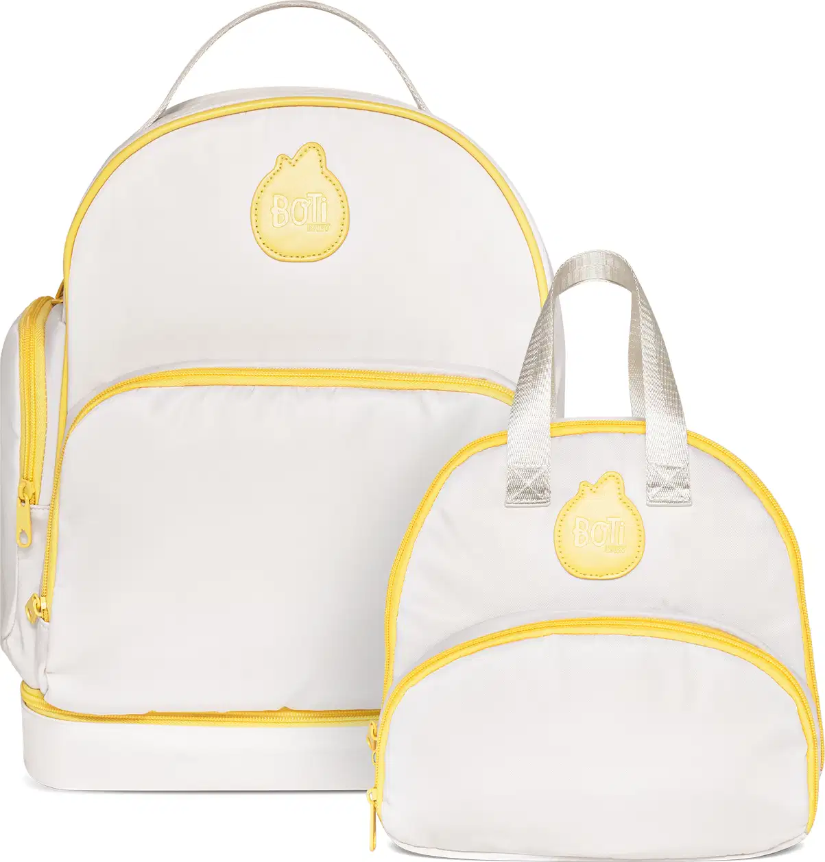 Dois itens da marca Boti Baby, sendo uma mochila e uma frasqueira, os dois na cor branca com o logotipo e zíperes amarelos, bolsos externos e alças de transporte prateadas.