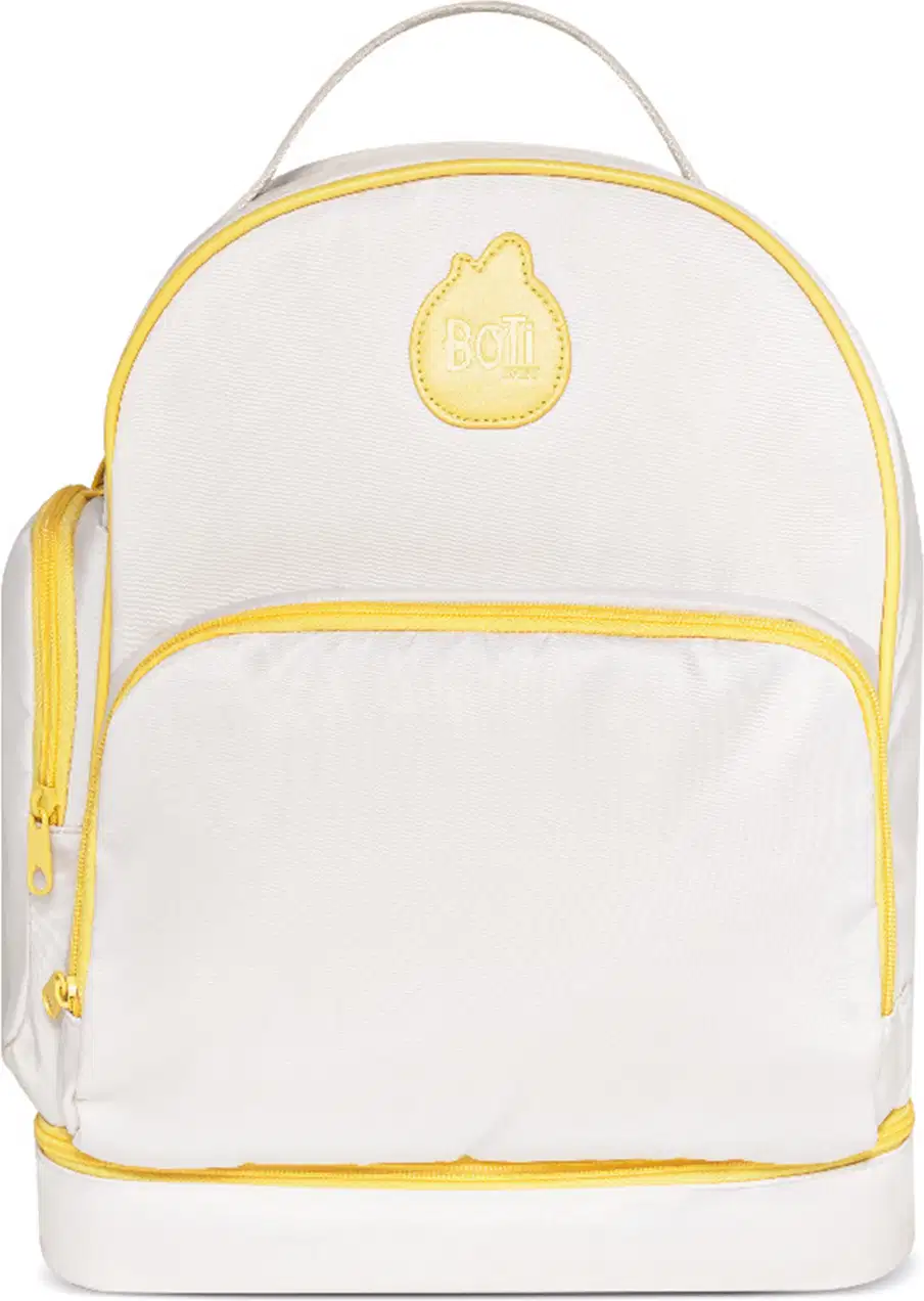 Mochila da marca Boti Baby na cor branca com logotipo e zíperes amarelos, bolsos externos e alças de transporte prateadas.