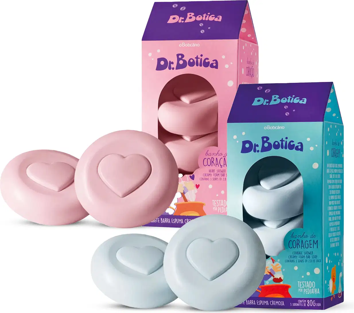 Caixa rosa e azul escuro ao lado de dois sabonetes em barra na cor rosa com coração gravado e caixa azul claro e azul escuro ao lado de dois sabonetes em barra na cor azul com coração gravado, ambos da marca Dr. Botica.