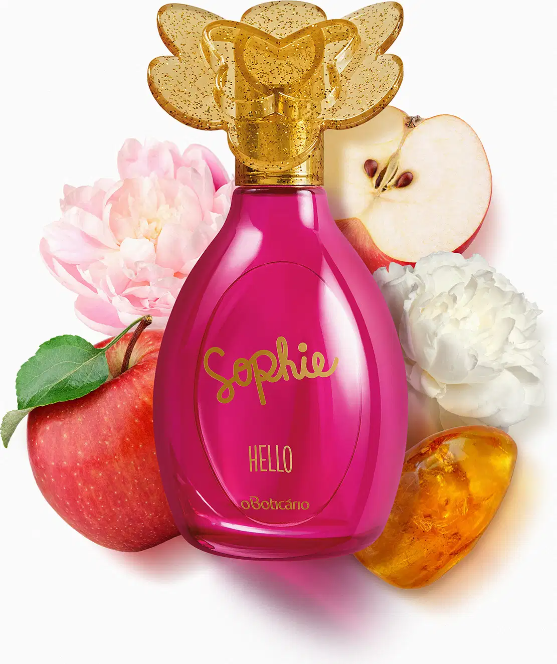 Frasco de colônia infantil da marca Sophie Hello em cor rosa, com tampa dourada em formato de borboleta, rodeado por flores brancas, maçã vermelha e pedaços de âmbar.