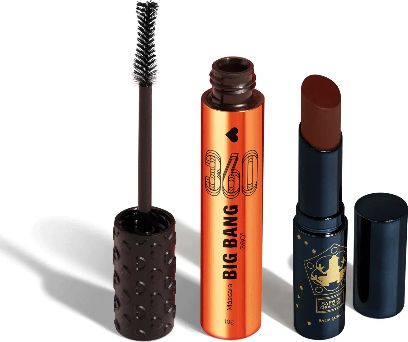 Máscara de cílios Big Bang 360 em embalagem laranja metalizada com tampa e aplicador na cor preta, acompanhada de um balm labial na cor marrom em embalagem preta com detalhe dourado, ambos da marca Quem Disse, Berenice?.