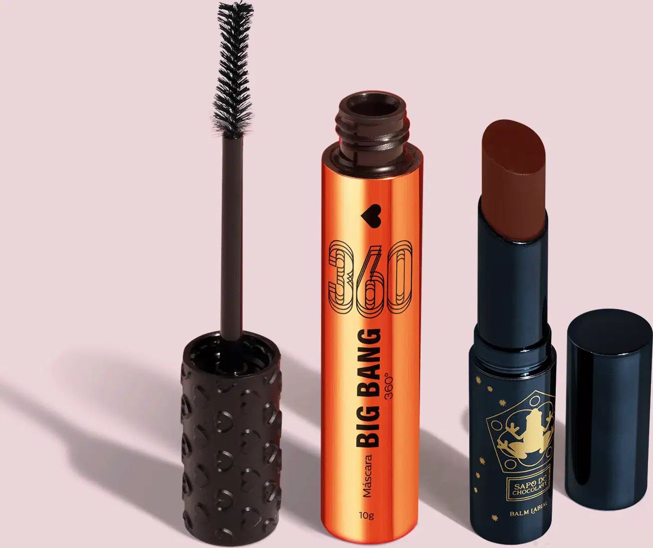 Máscara de cílios Big Bang 360 em embalagem laranja metalizada com tampa e aplicador na cor preta, acompanhada de um balm labial na cor marrom em embalagem preta com detalhe dourado, ambos da marca Quem Disse, Berenice? em fundo cinza claro.