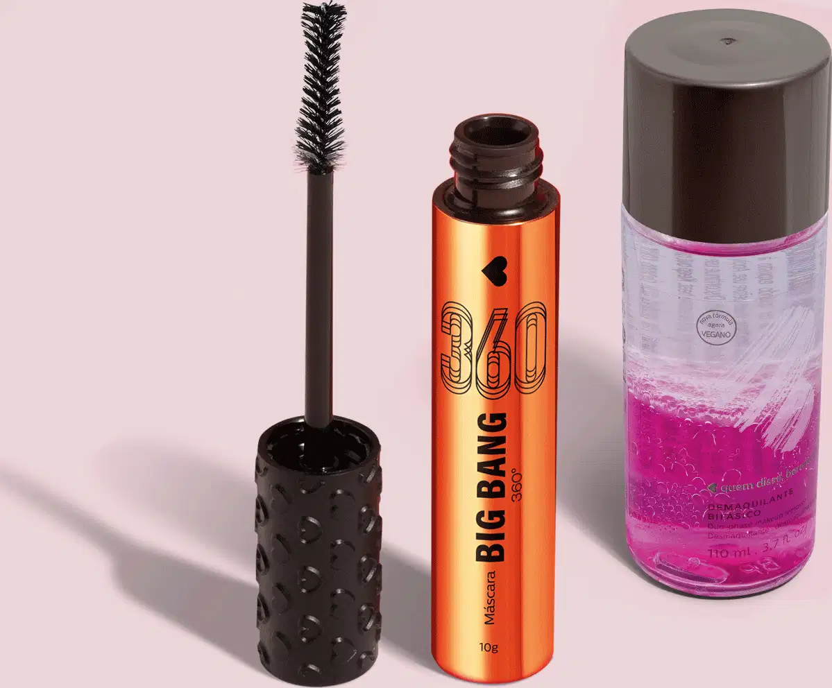 Máscara de cílios Big Bang 360 em embalagem laranja com tampa com textura de corações e aplicador pretos acompanhado de um frasco com líquido roxo e incolor e tampa preta de demaquilante bifásico, ambos da marca Quem Disse, Berenice? em fundo cinza claro.